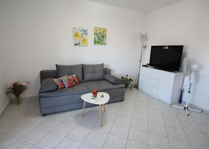 Appartamento With Heated Pool , Vir