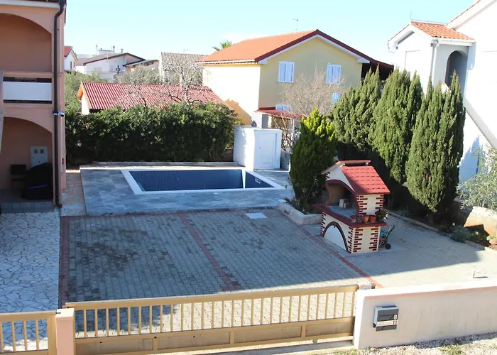 With Heated Pool , * Vir